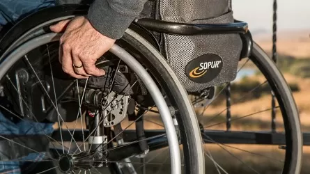 В каком случае в Казахстане могут приостановить выплаты инвалидам?