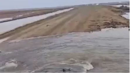 Талые воды затопили участок трассы в Актюбинской области