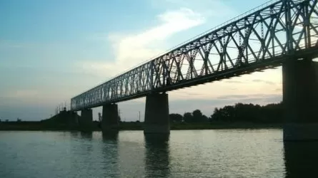 Павлодарский ЖКХ решил провести дополнительную иллюминацию на чужом мосту