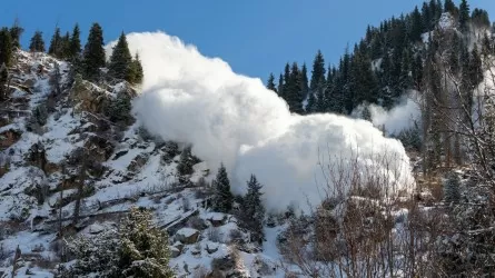 О длительной угрозе схода снежных лавин предупреждает ДЧС Алматинской области  