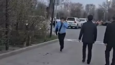 Қонаев қаласында прокурорлардың тұрғындардан қашып бара жатқан видеосы тарады