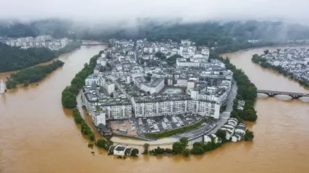Более 53 тыс. человек эвакуировали из-за сильного наводнения в Китае 