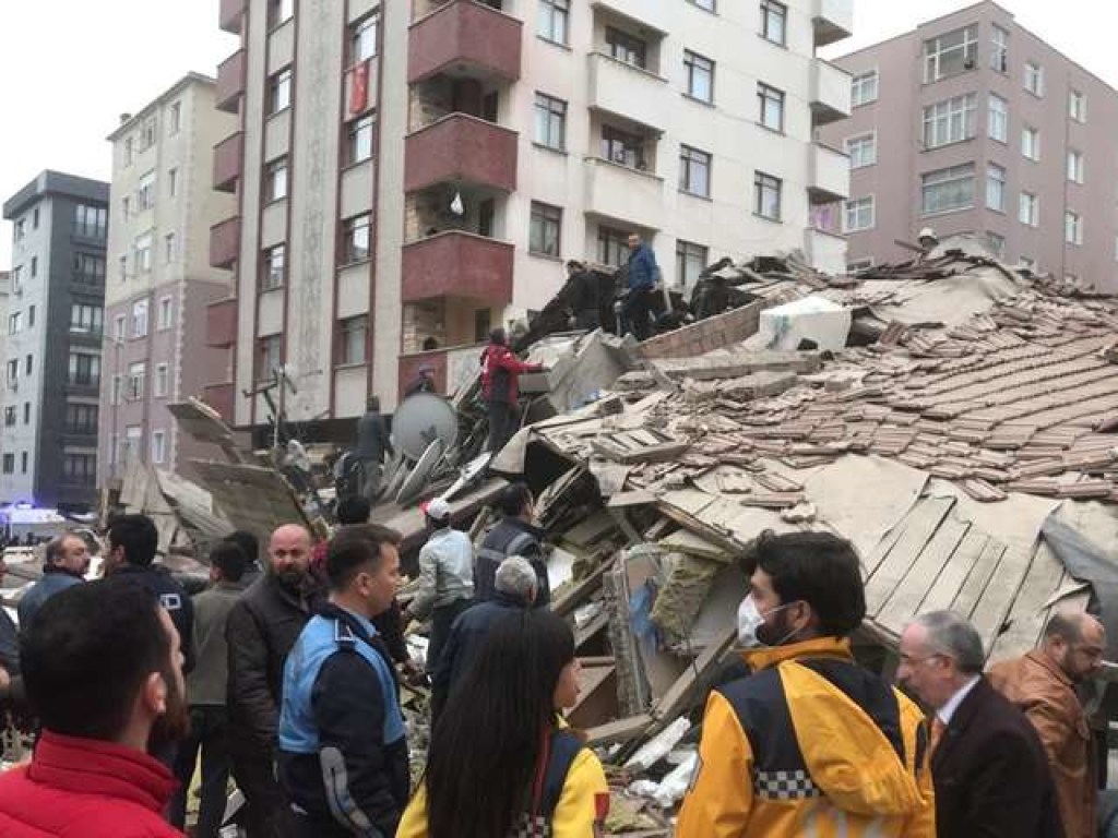 15 человек погибло при обрушении дома в Стамбуле 