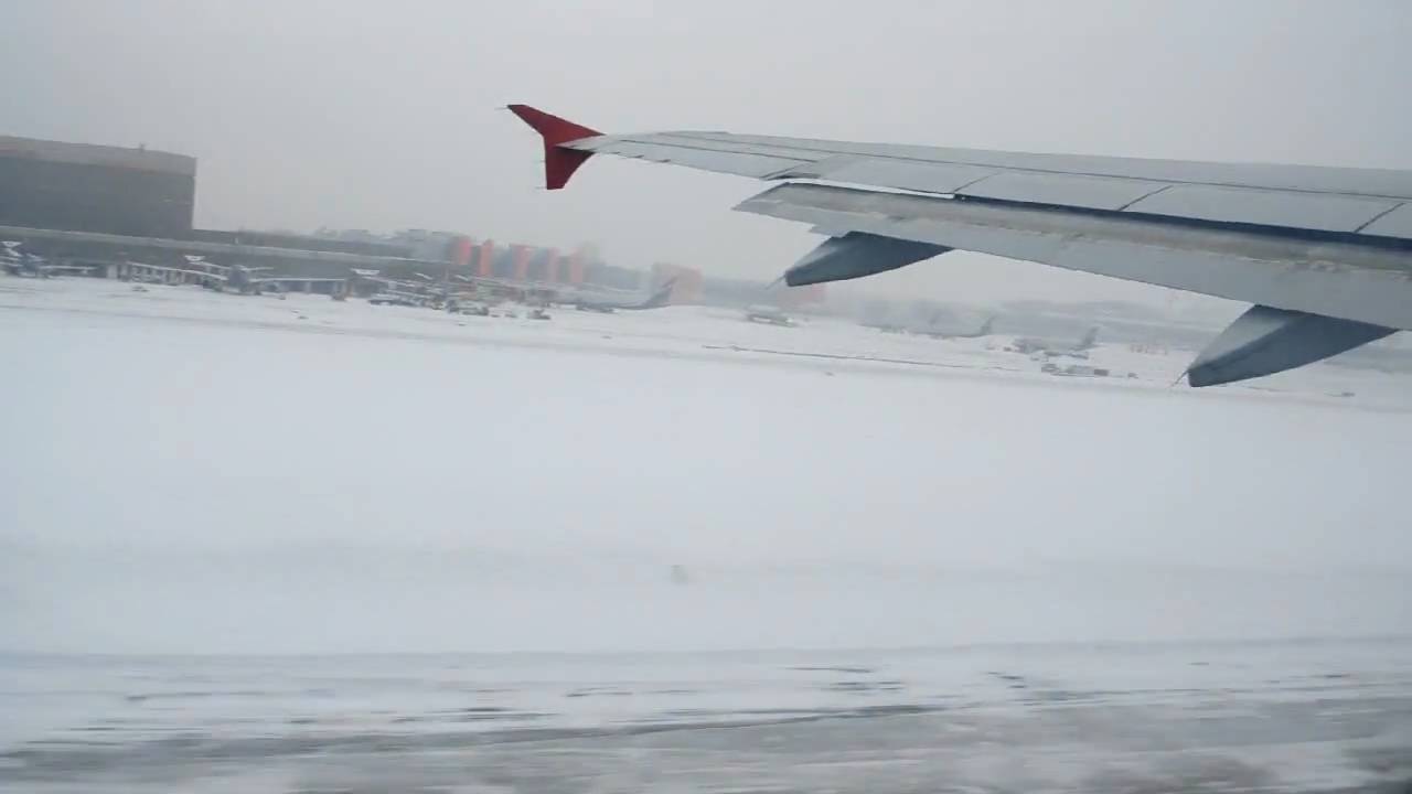 В московских аэропортах из-за снегопада задержано более 40 рейсов