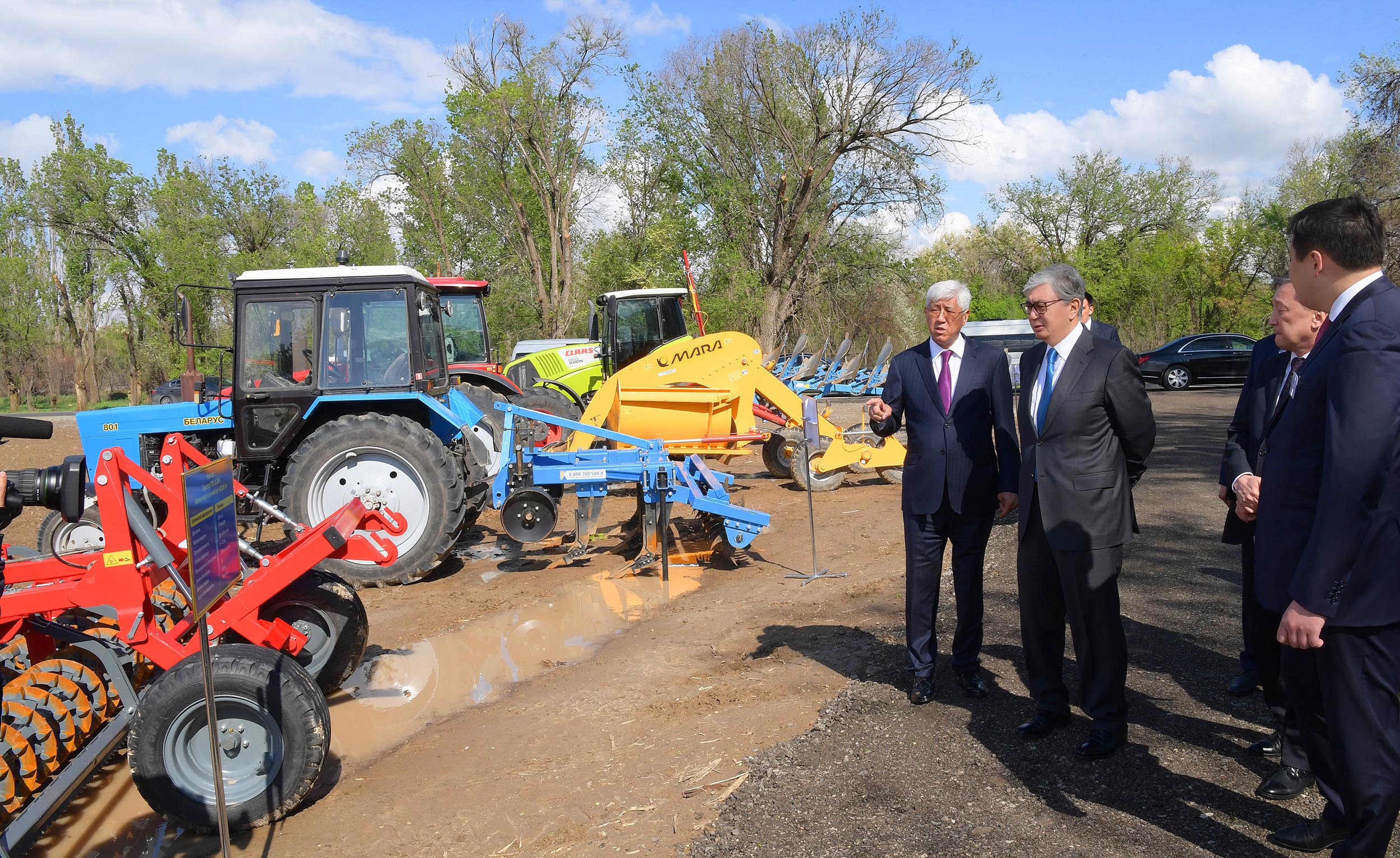 Глава государства ознакомился с ходом весенних полевых работ в Алматинской области