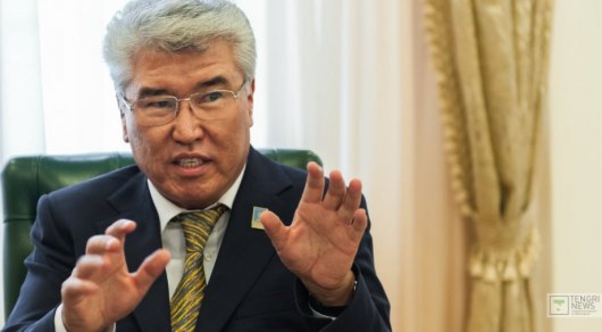 Министр культуры Казахстана, отвечая на вопросы депутатов, запел