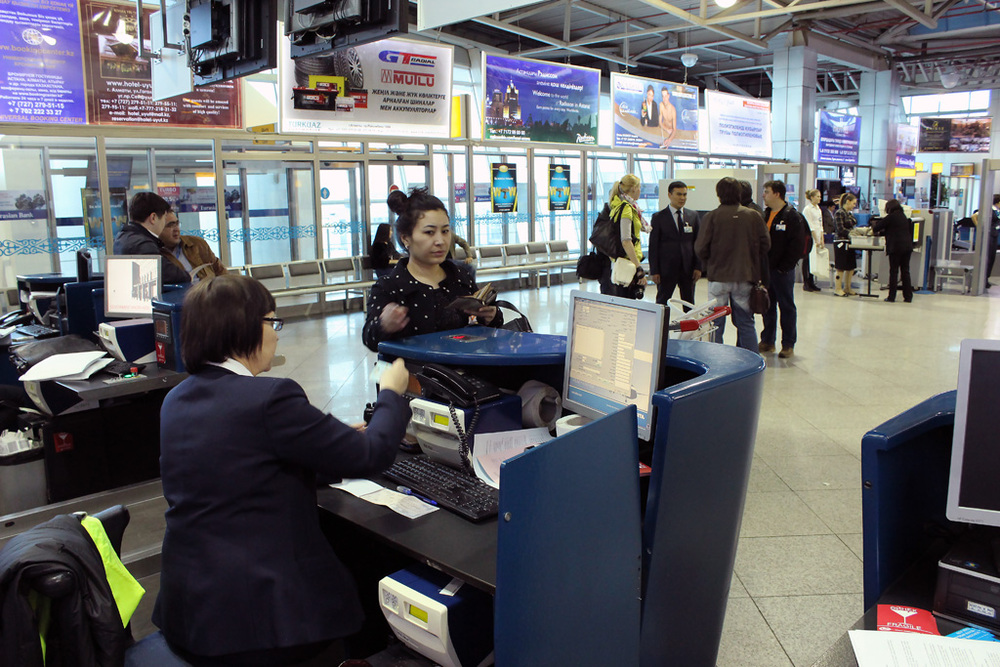Авиационные власти Казахстана оштрафовали виновных, допустивших проникновение на борт самолёта постороннего в аэропорту Алматы