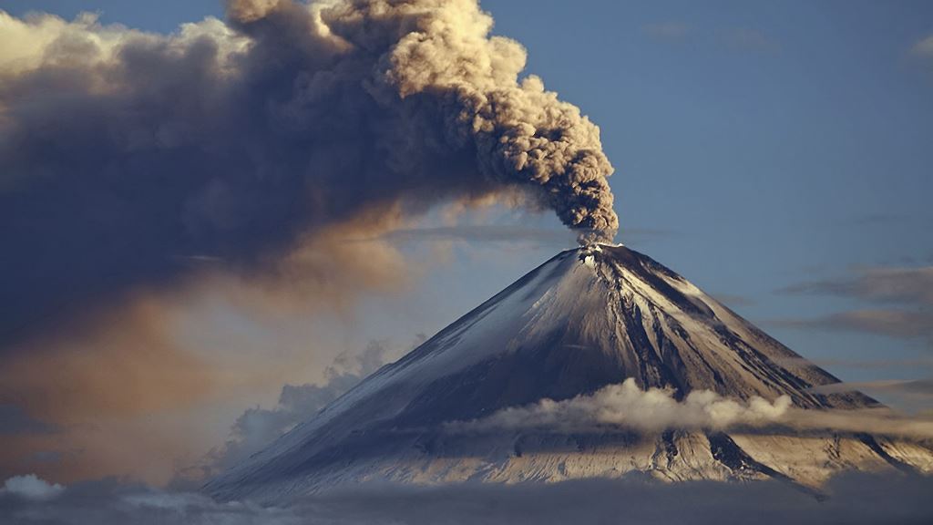 На юге Индонезии начал извергаться вулкан Левотоло
