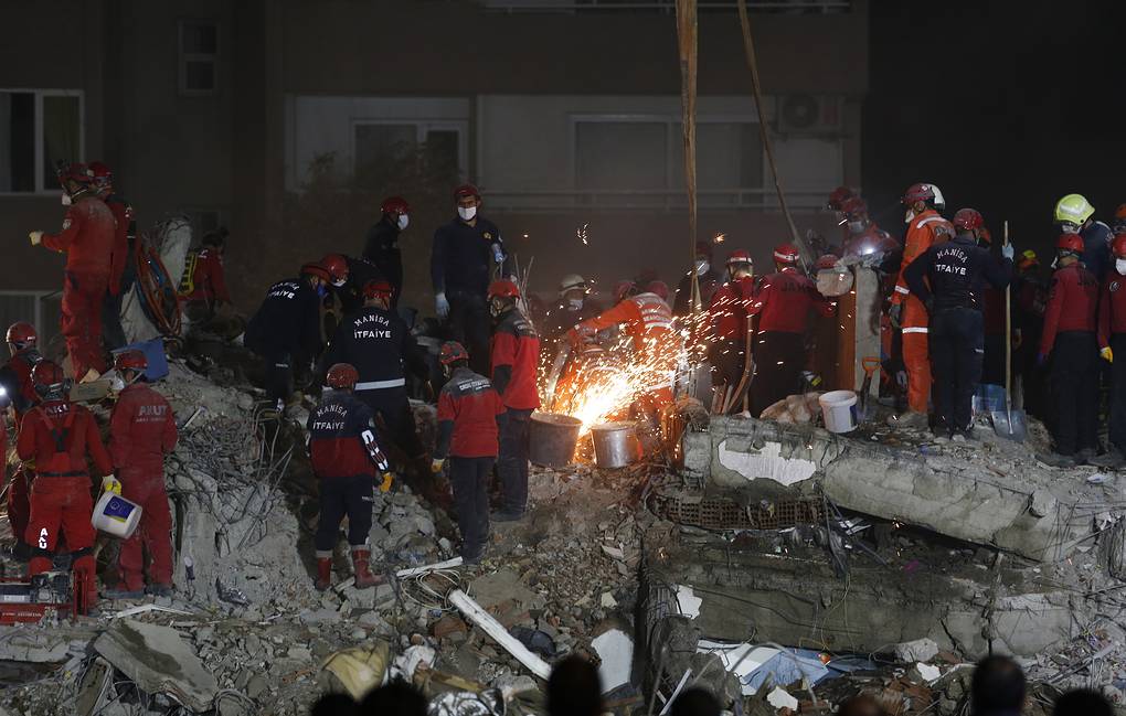 Число погибших в результате землетрясения на западе Турции возросло до 98