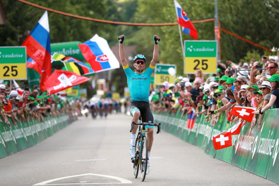"Тур Швейцарии": гонщик "Астаны" одержал победу на втором этапе велогонки    
