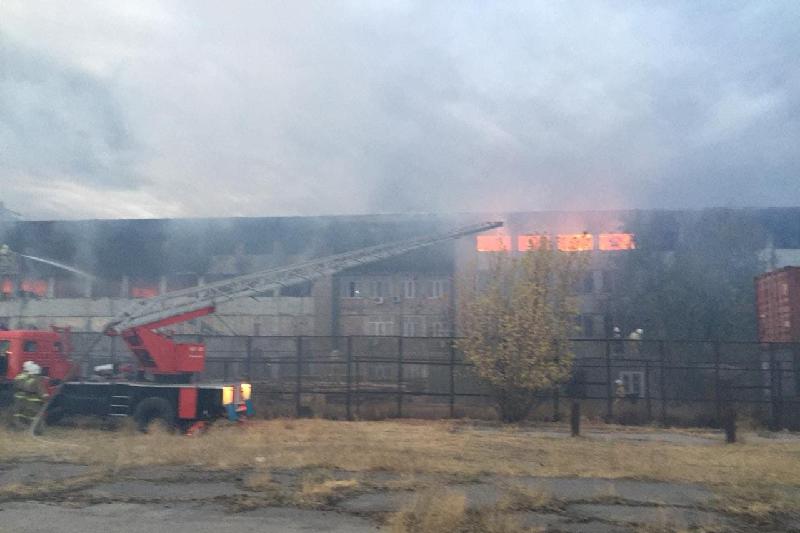 В индустриальной зоне Шымкента потушен крупный пожар