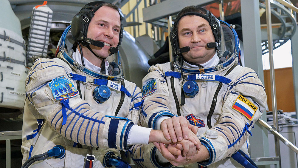 Экипаж "Союза" достали из капсулы, состояние космонавтов удовлетворительное – ЦВО