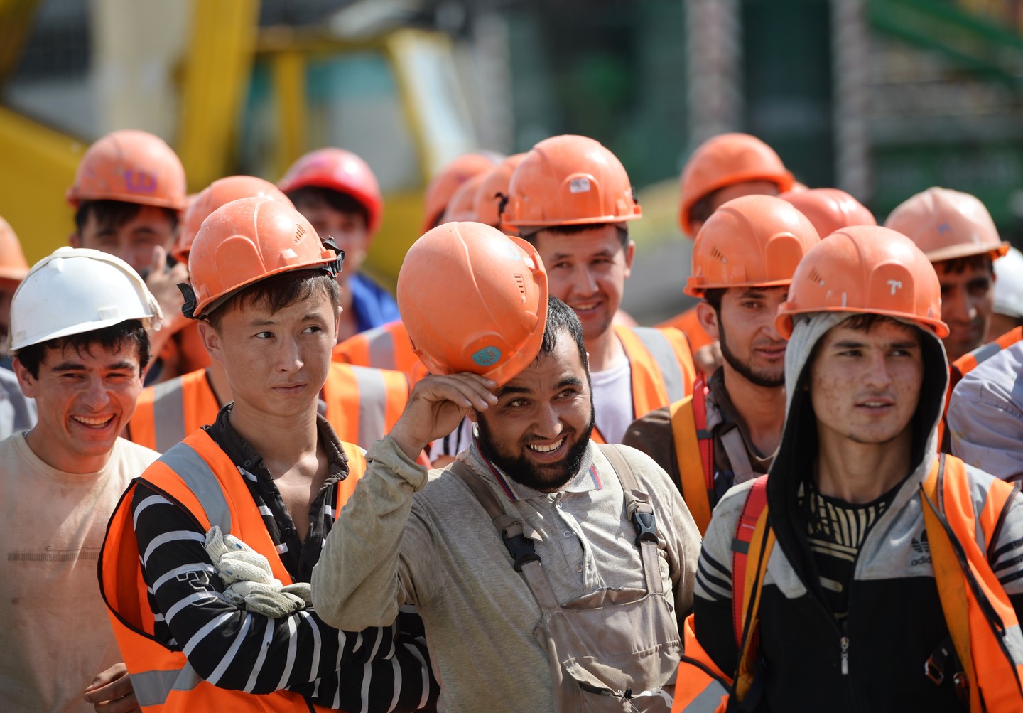 Мажилис одобрил условия труда мигрантов из Узбекистана