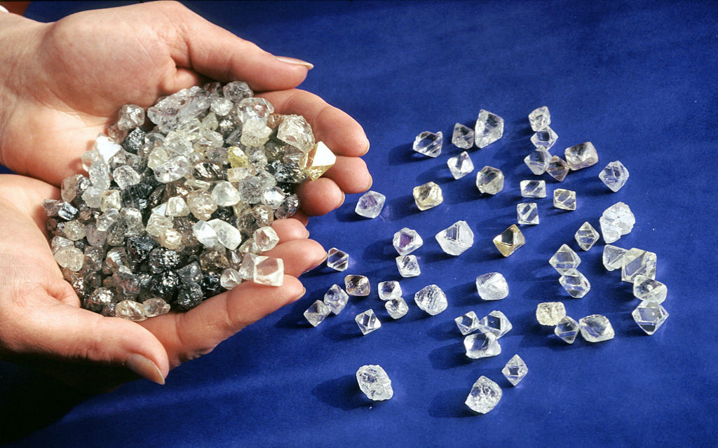 De Beers сократит объем добычи алмазов