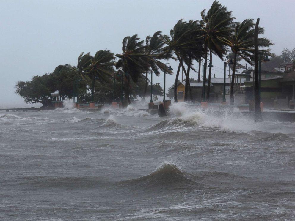 Трамп объявил чрезвычайное положение во Флориде в связи с приближением урагана "Майкл"