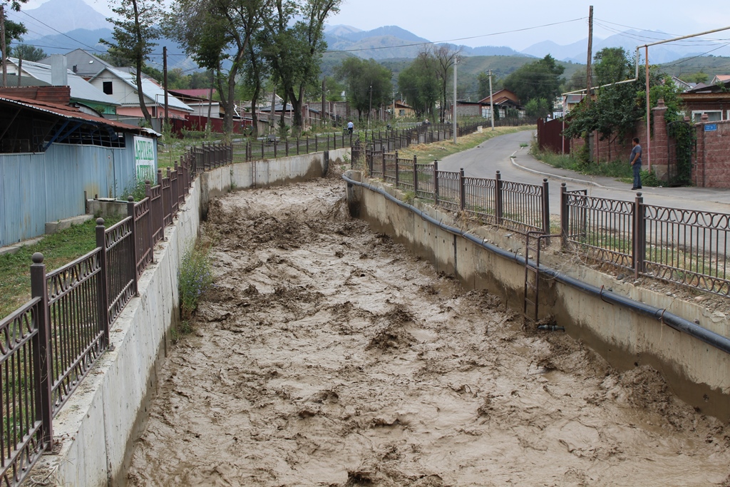 Вдвое снизился расход воды в русле реки в Алматы, где произошел селевой выброс 