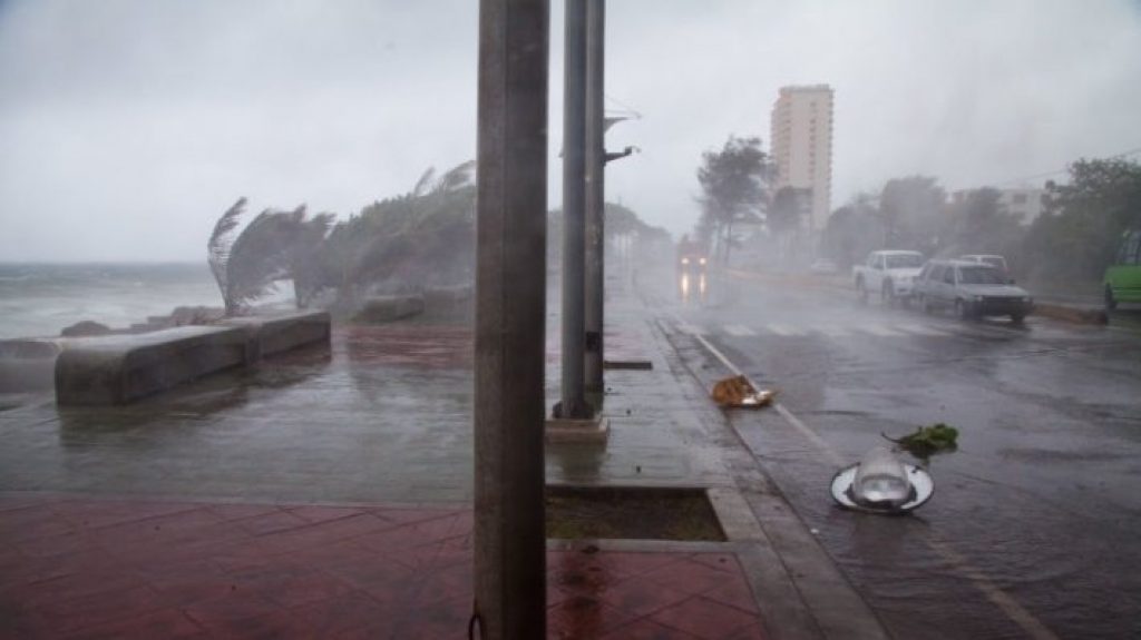 Тропический шторм "Майкл", угрожающий южному побережью США, превратился в ураган