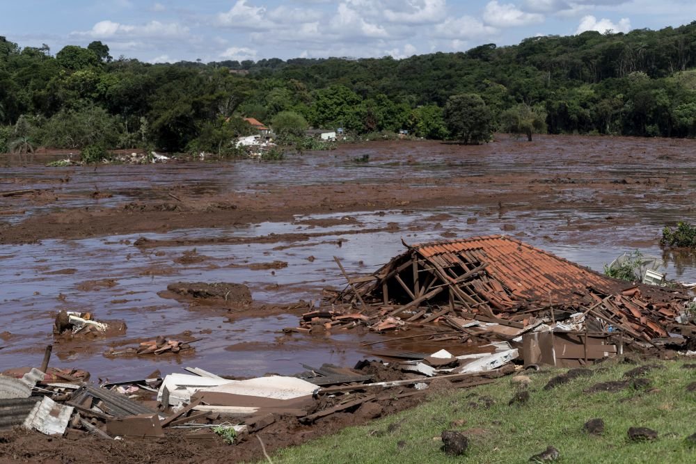 200 человек пропали без вести в результате прорыва плотины на юго-востоке Бразилии