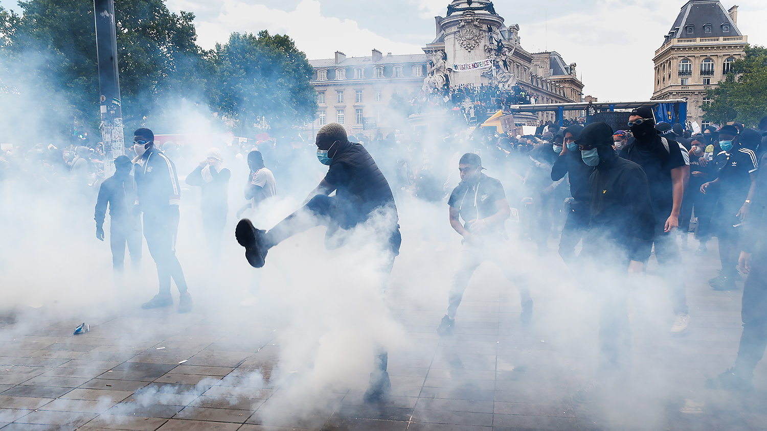 Более 20 человек поместили под стражу после манифестации против расизма в Париже