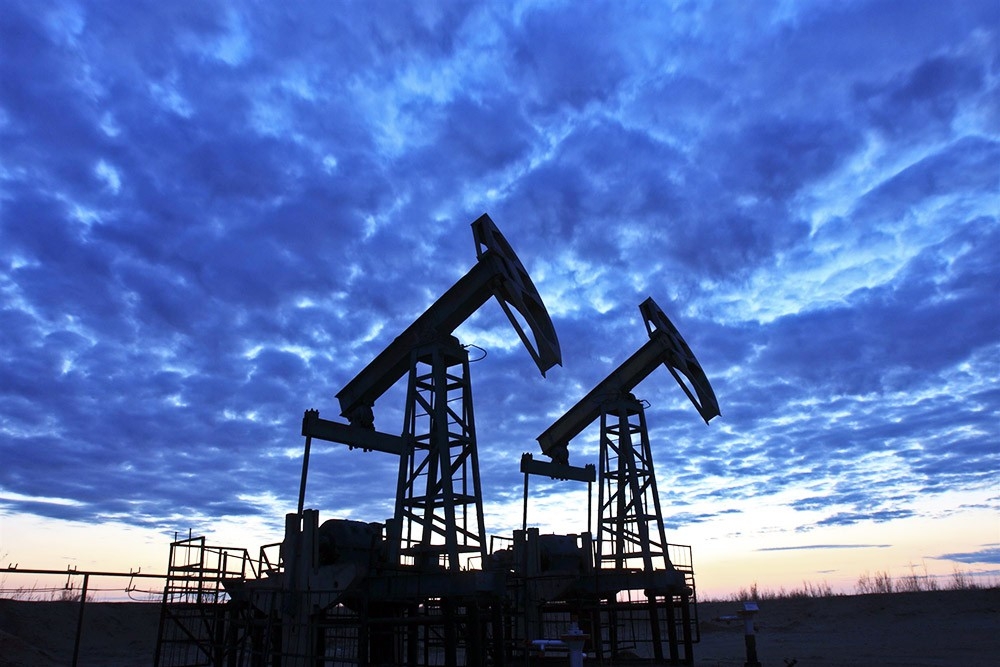 Снижение добычи нефти в Иране и Венесуэле может достичь 2 млн б/с – Fitch