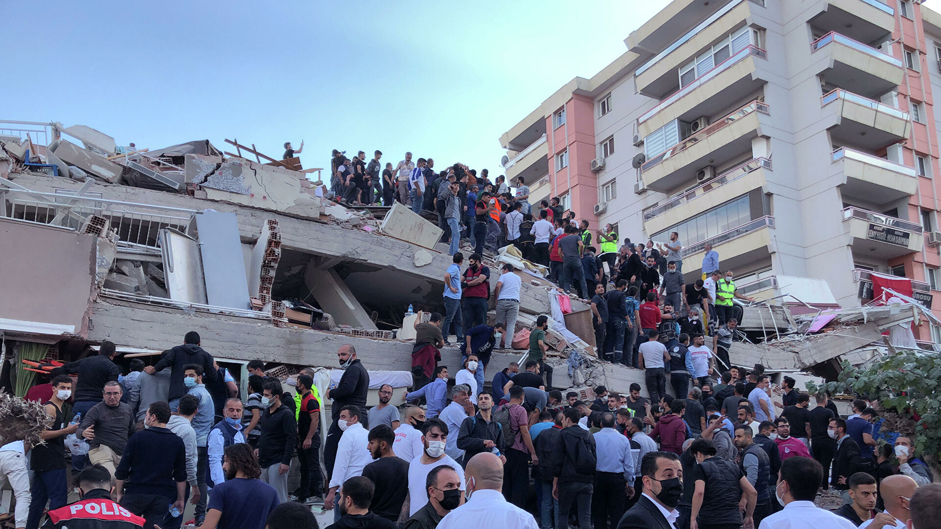 Число погибших из-за землетрясения в Турции выросло до 42