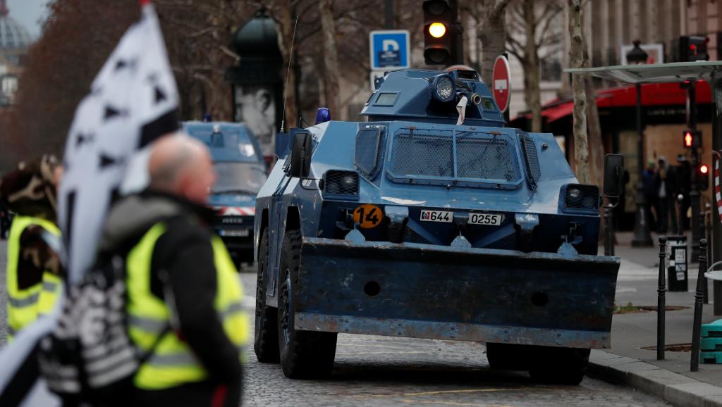 Бронетранспортеры в Париже: полиция защищается от "желтых жилетов"