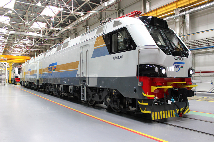 Азербайджанские железные дороги получили первый грузовой локомотив, произведенный в Казахстане