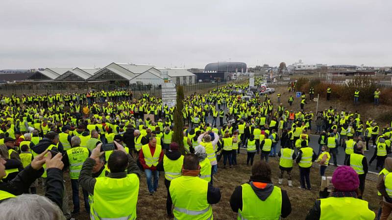 Во Франции протесты против повышения цен на бензин продолжаются пятый день