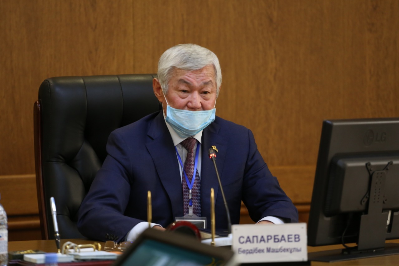 Сапарбаев поручил решить вопрос нехватки лекарств в аптеках в ближайшие дни
