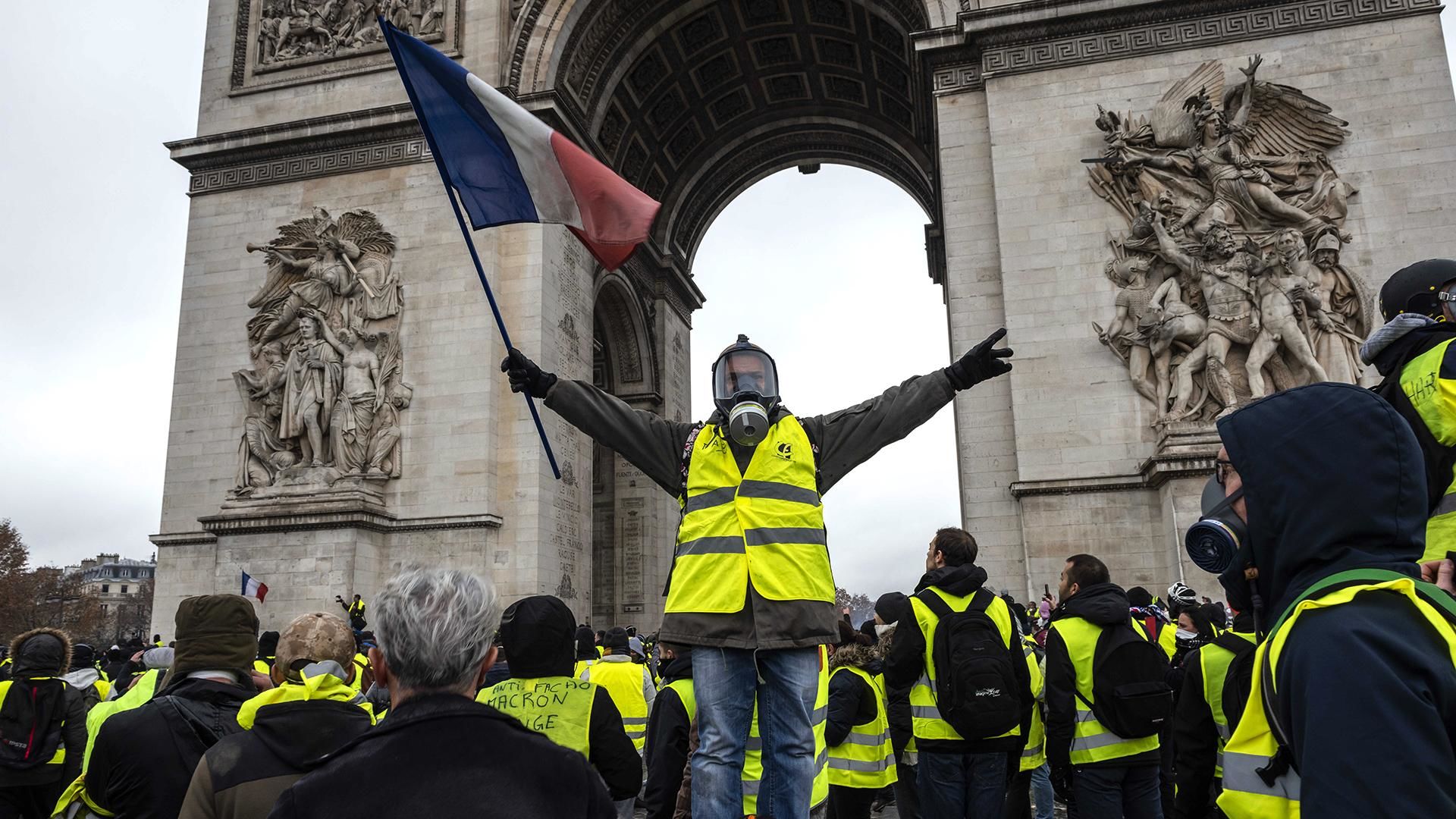 В Париже проходит десятая акция "жёлтых жилетов"  