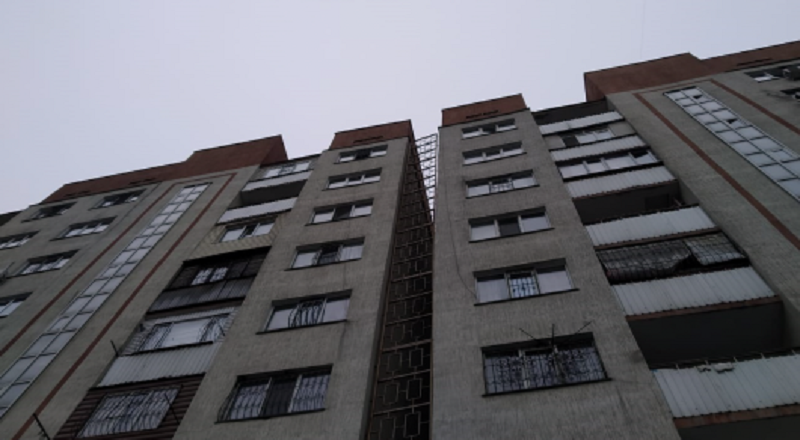 В микрорайоне Алматы, где выявлена накренившаяся многоэтажка, обследуют каждый дом  