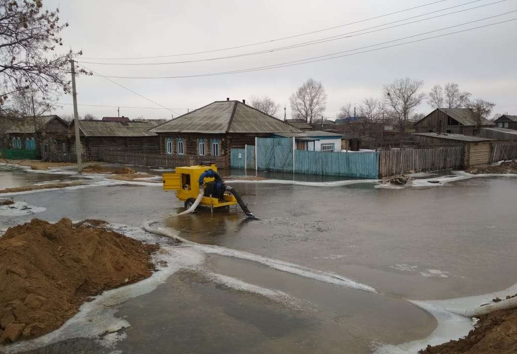 Жителей поселка в Западном Казахстане отключили от водоснабжения из-за угрозы подтопления