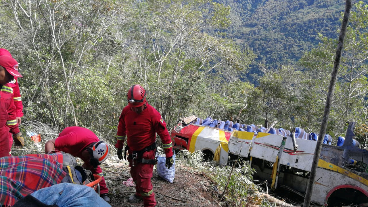 В Боливии автобус упал в ущелье: погибло 25 человек  