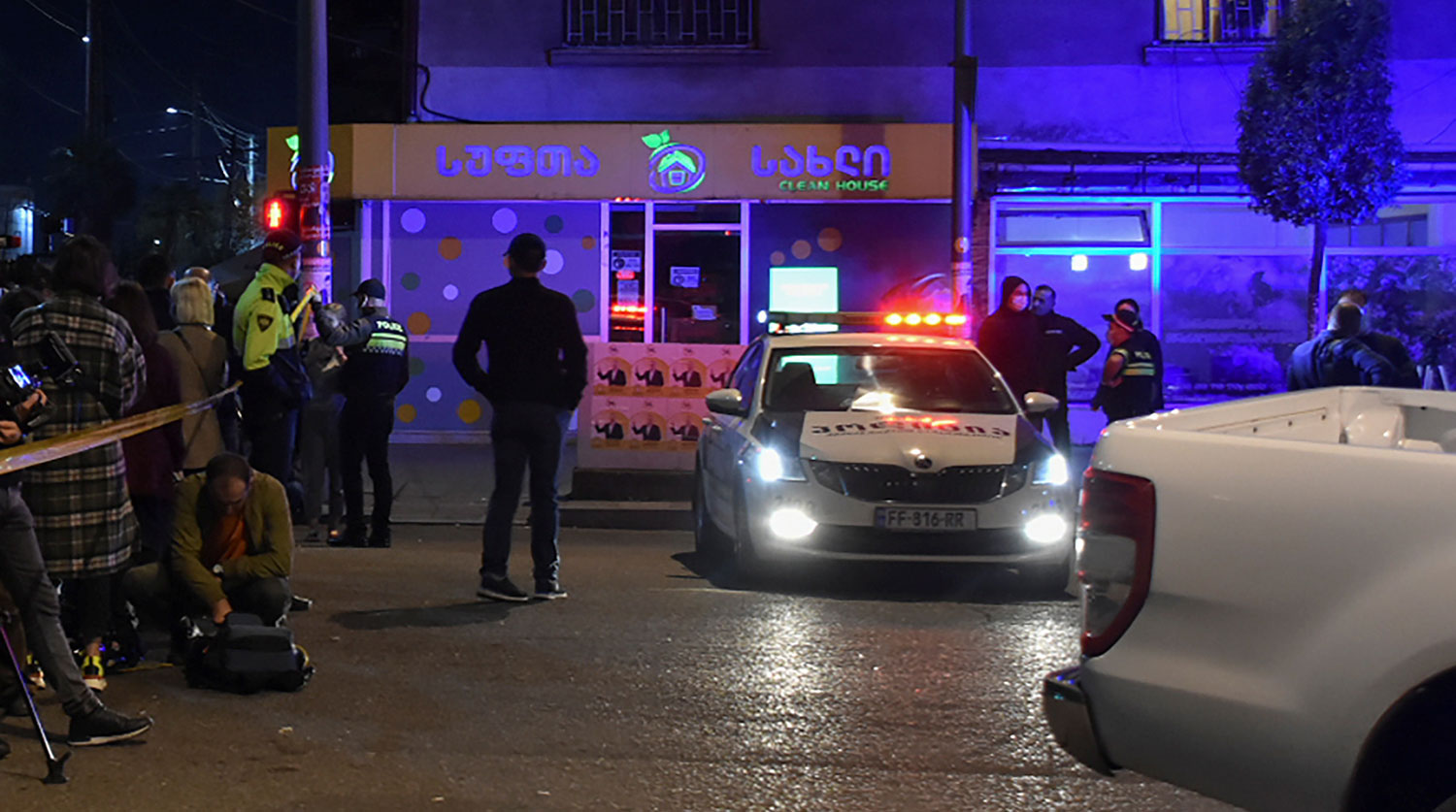 Вооруженный человек захватил заложников в банке в Тбилиси  