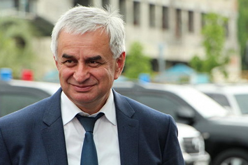Президент Абхазии отказывается уходить в отставку  