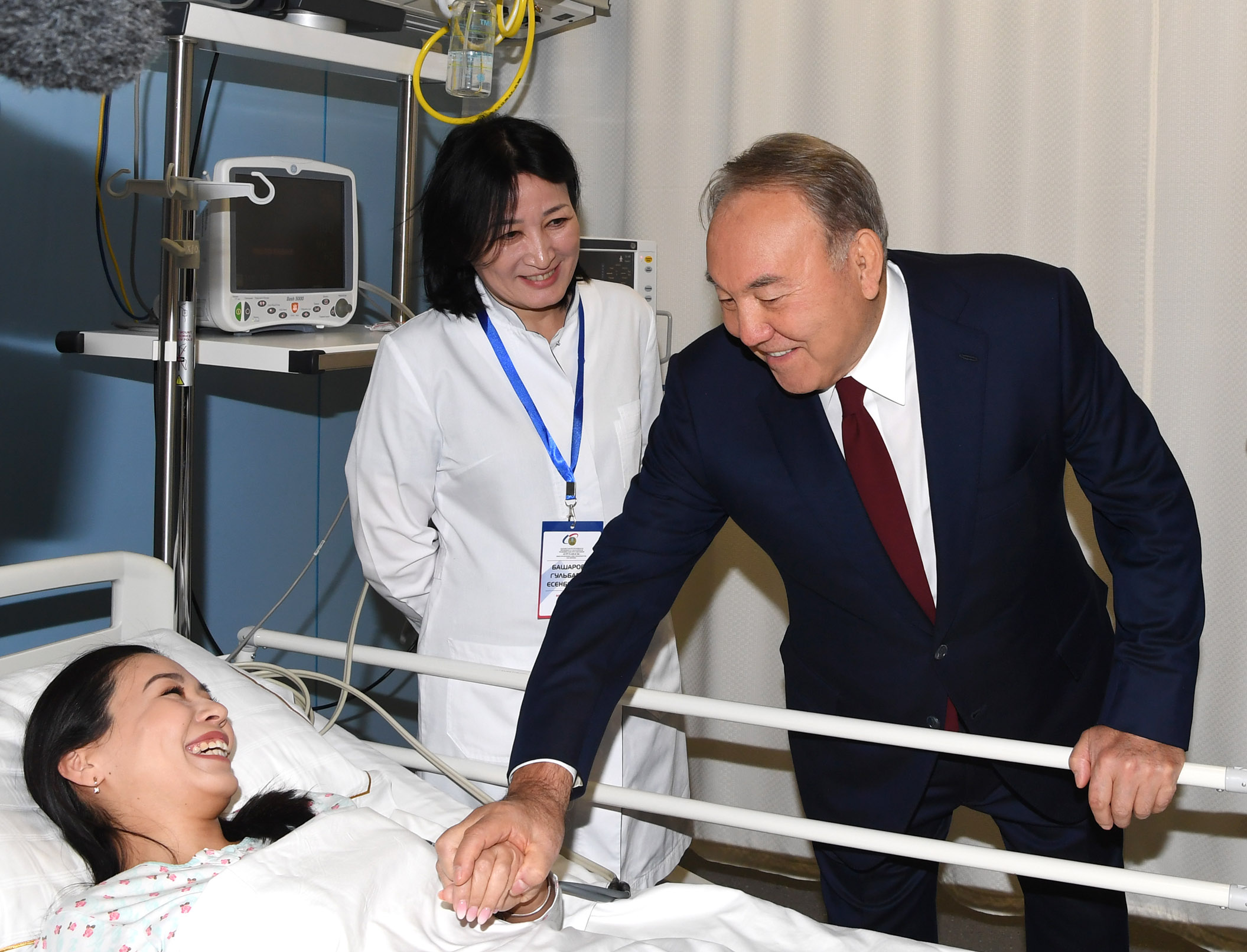 Президент РК посетил Центр роботизированной хирургии в Астане 