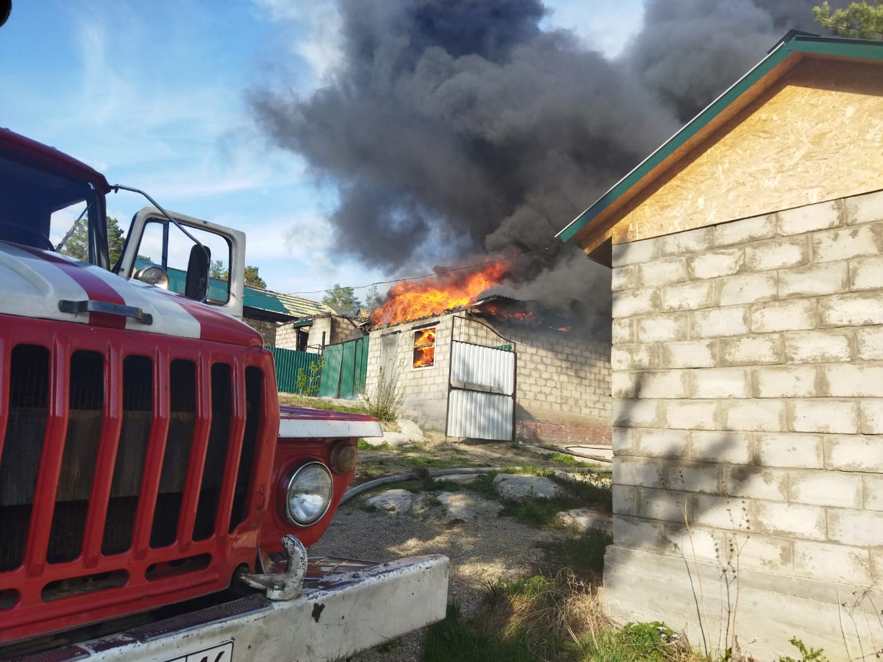 В Восточном Казахстане загорелась база отдыха