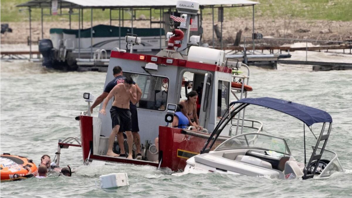 Четыре лодки, принимавшие участие в параде в поддержку Трампа в Техасе, затонули, несколько разбилось о камни