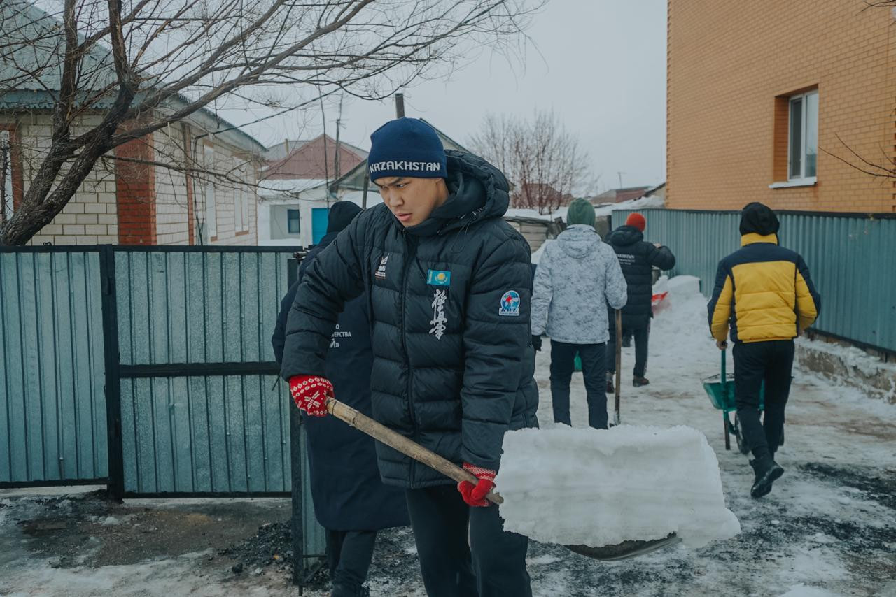 Столичные спортсмены очистили от снега двор 80-летнего аксакала