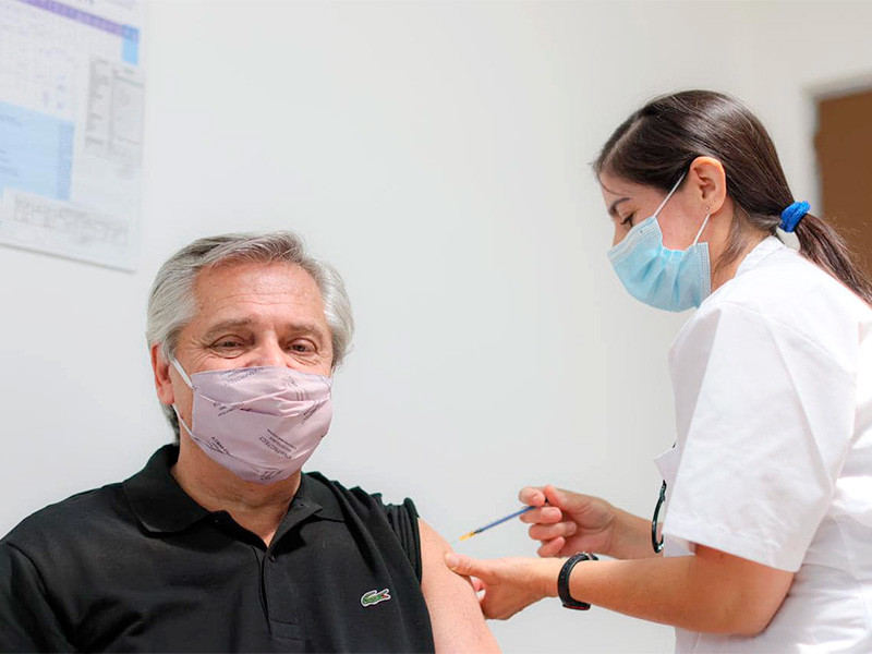Президент Аргентины заявляет, что вакцина защитила его от тяжелой формы COVID-19