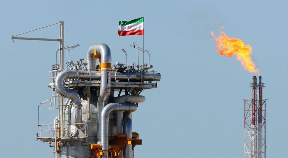 Снятие санкций с Тегерана выведет иранскую нефть на рынки лишь через год