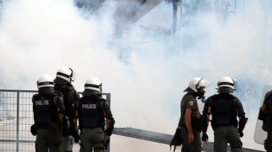В Греции полиция использовала слезоточивый газ в отношении митингующих против карантина