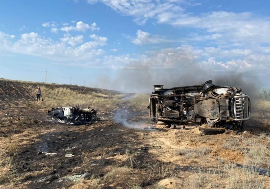 В результате ДТП в Актюбинской области сгорели две автомашины.