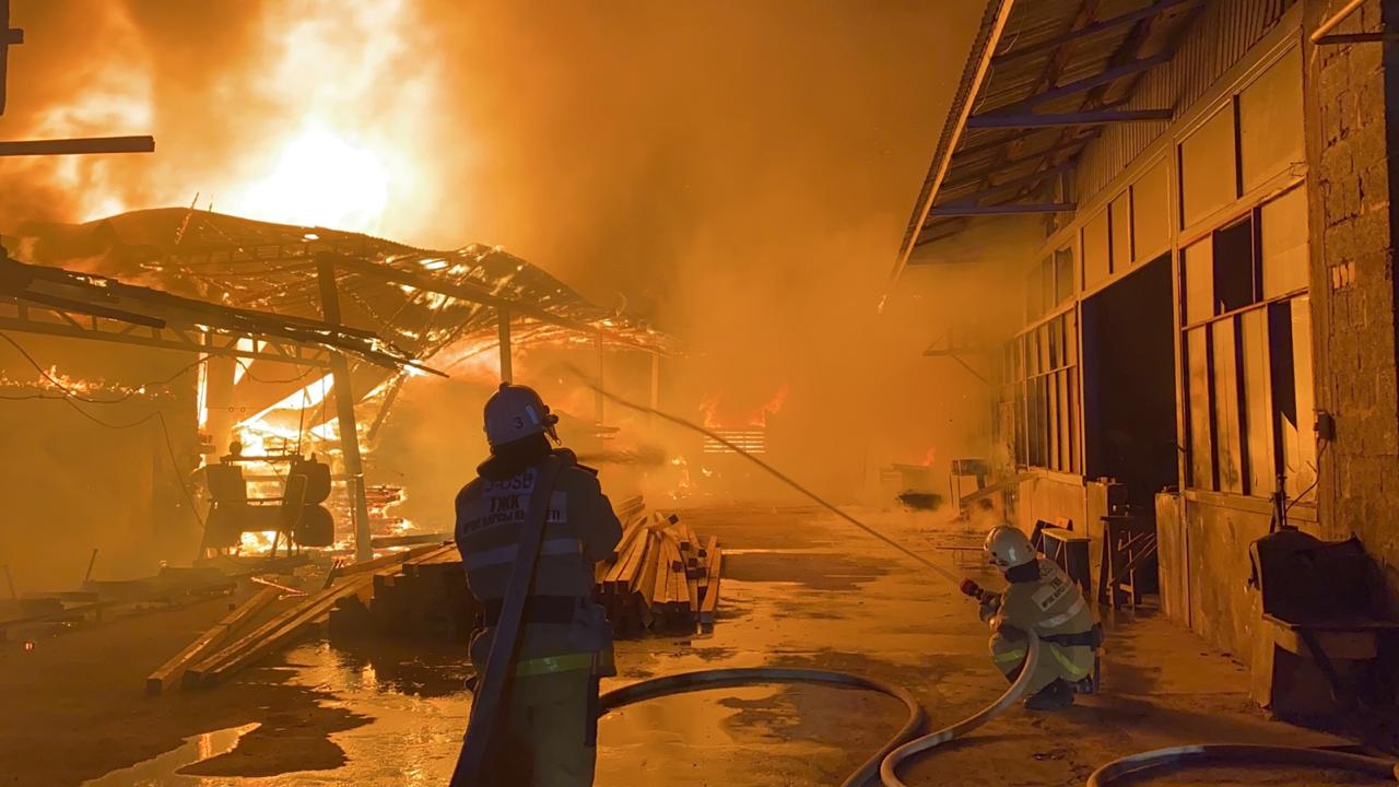 В Шымкенте сгорел рынок стройматериалов 