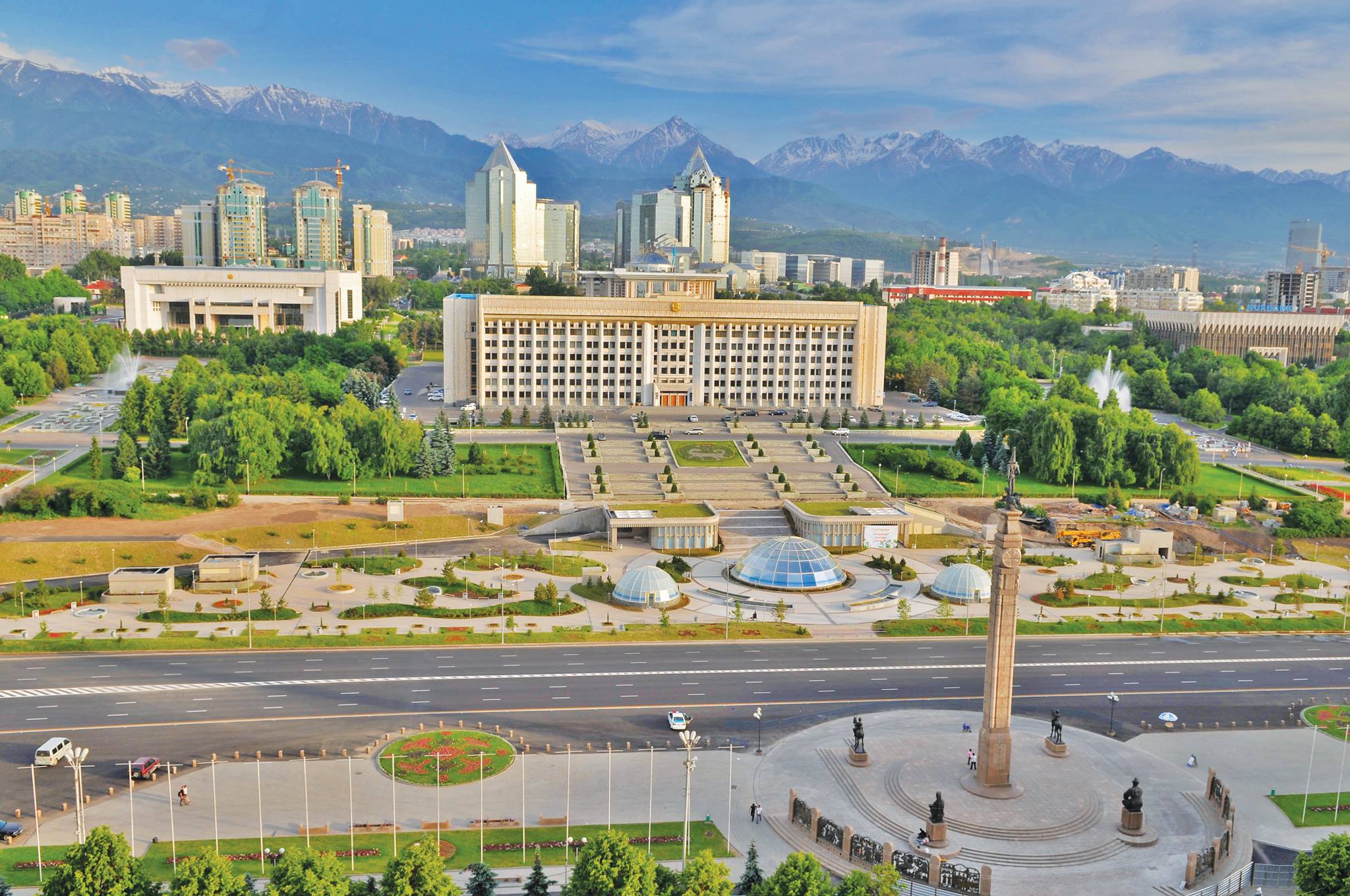 Аким Алматы поздравил в День города заслуженных горожан