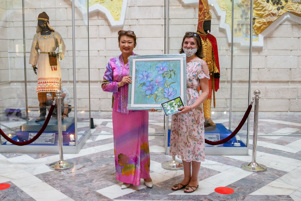 Две души и две стихии объединила выставка в Алматы