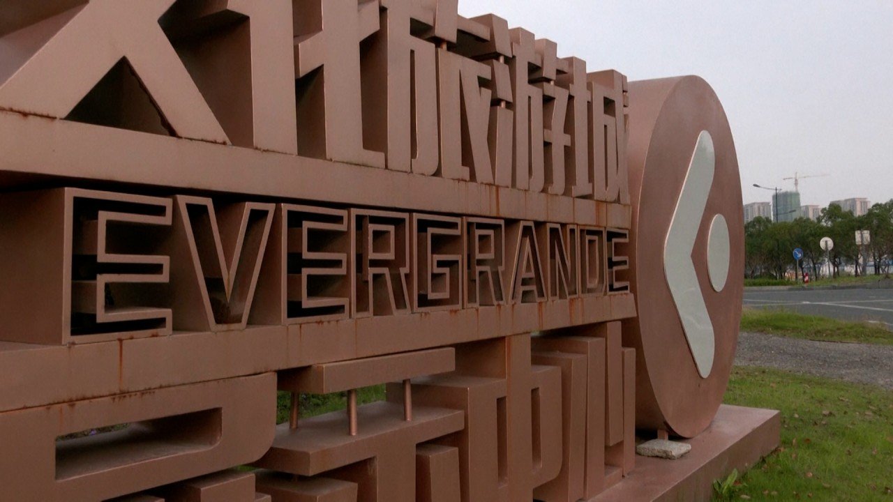 Крупнейший застройщик China Evergrande впервые заявил о дефолте
