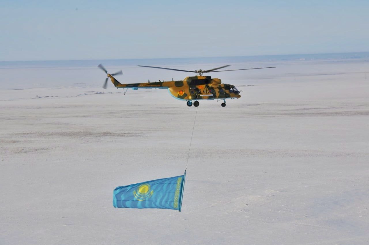 Военные летчики пронесли государственный флаг в небе над столицей